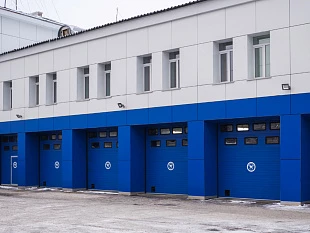 Промышленные секционные ворота DoorHan серии isd01 3400x2300 с окнами