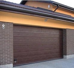 Металлические секционные ворота серии rsd02lux (люкс) DoorHan красно-коричневые