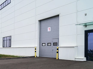 Промышленные секционные ворота DoorHan серии isd01 4900x3900 с калиткой и окнами